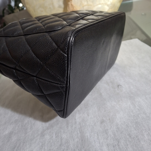Chanel Black Quilted Shoulder Bag with Iconic CC Logo - Picture 5 of 8